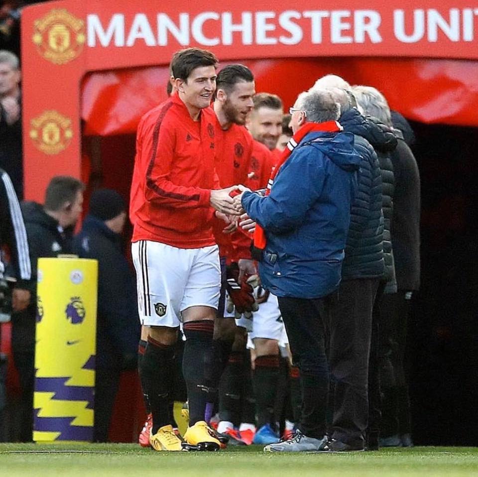 KidsKu's tweet photo. Instead of having young mascots for this weekends  game, Man Utd welcomed 11 ‘guests of honour’ aged between 61-87 to highlight the problems of loneliness, which can serverly impact mental wellbeing. 
Reaching out doesn’t cost anything! Be kind.

Enjoy you Monday folks... 👌🏽🖤⚽️ https://t.co/CGLjfAwsG4
