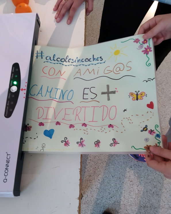 medioambienteZ's tweet photo. 🌍🏫🚶♀️🚶Con el taller de carteles informativos en el @CPIEspartidero, para comunicar que venir #AlColeSinHumos es mucho mejor y además, si lo haces en #CaminoEscolar, ¡es más divertido!
Más información > https://t.co/pHiu1Veoow
#ProyectoSTARS #ZGZstars #MovilidadSostenible https://t.co/AYLWP2Z6T5