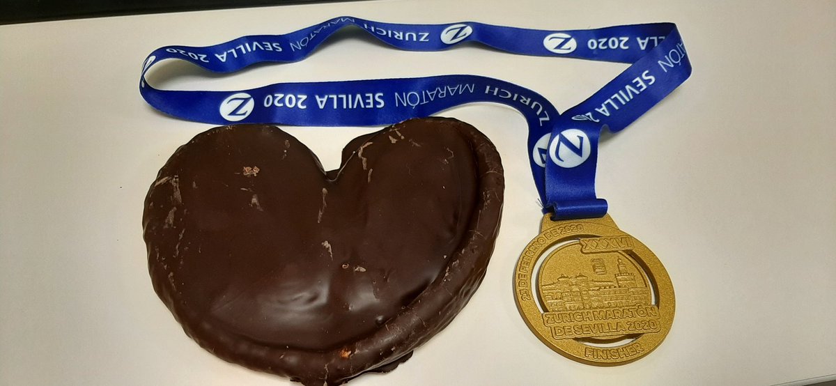 JaviRun42k's tweet photo. Pues así arrancamos la semana con la típica #FotoPalmera postmaratón y con una sonrisa recordando el finde espectacular que hemos pasado en @MaratonSevilla
#kmsXalimentos
#GraciasSevilla
#ComandoValencia
#LaDecimoQuinta🏅 https://t.co/4OoVodarIC