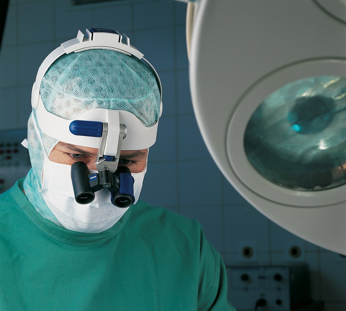 Delighted to supply <a href="/GlasgowClinic/">TheGlasgowClinic</a> with Zeiss head worn loupe sets. The loupes provide a highly magnified image with outstanding clarity of detail to enable the clinicians to carry out their hair transplant procedures with great precision #hairtransplant bit.ly/2wzpk9Z