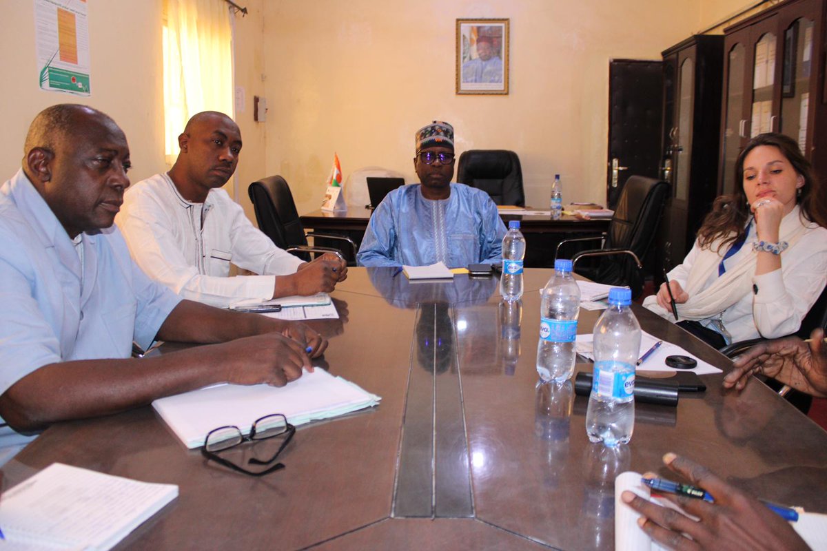 PnudNiger's tweet photo. Mission exploration à #Diffa, l’équipe de l’#AccLabNiger a été reçue par les autorités locales pour échanger sur le sous-emploi des jeunes depuis l'avènement de #BokoHaram
@UNDPAcceleratorLabs
#UNDPAcceleratorLabs #100daysActionPlan #AccLabExploration #youthunemployment #Niger https://t.co/GeMJUh31Yo