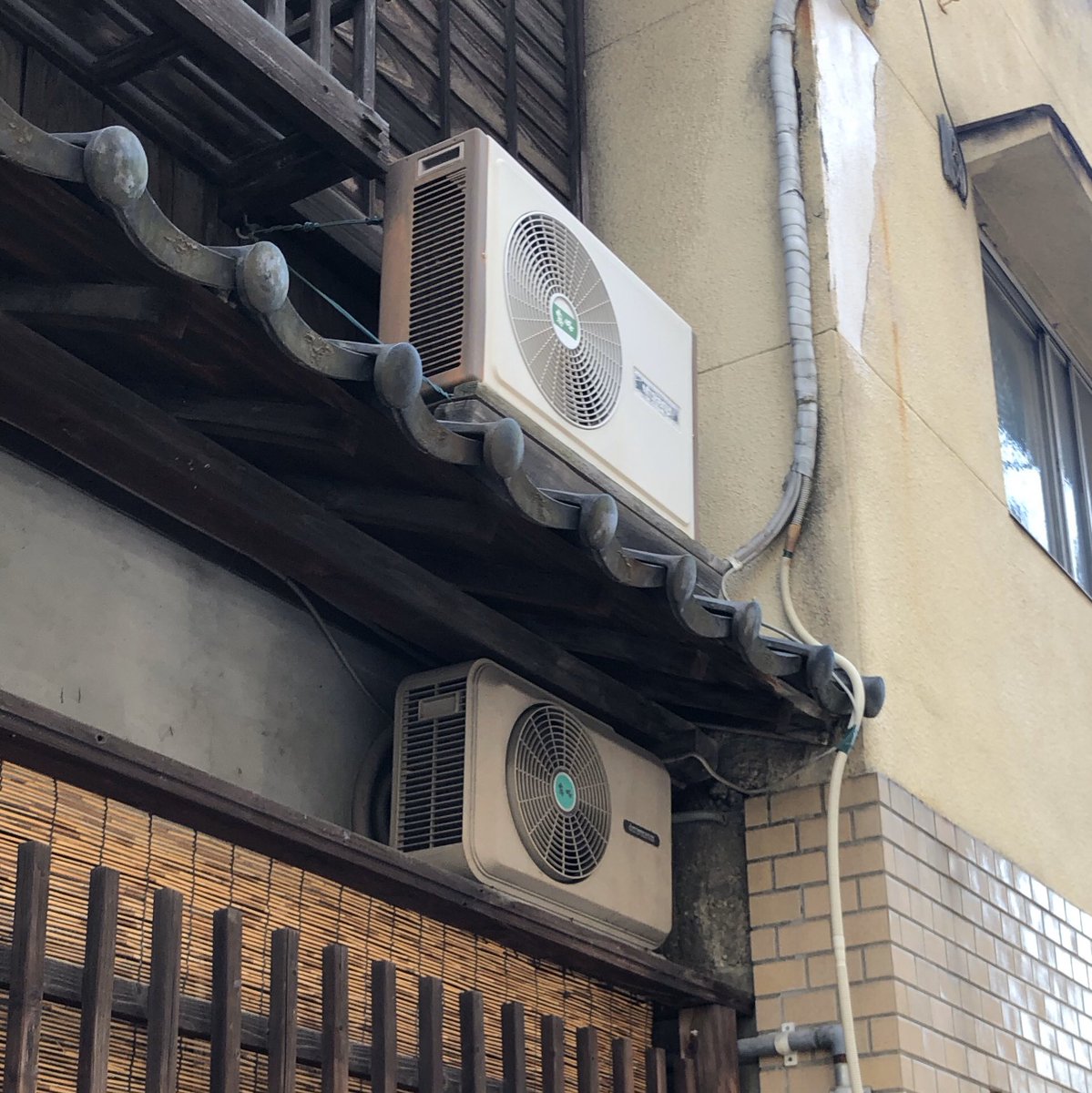 AIRCON_INVERTER's tweet photo. レトロな三菱電機 霧ヶ峰 2台。

この組み合わせ最高( ˙꒳​˙  )👍
 #室外機 https://t.co/IDFtzEMwuJ