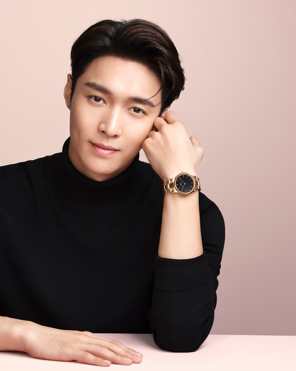 interferens stål Manager Daniel Wellington on Twitter: "Our Iconic Link in rose gold will make them  stop and stare all over the world. Worn here by our global brand ambassador  @layzhang, shop yours at https://t.co/jyV7IwKVXr! #