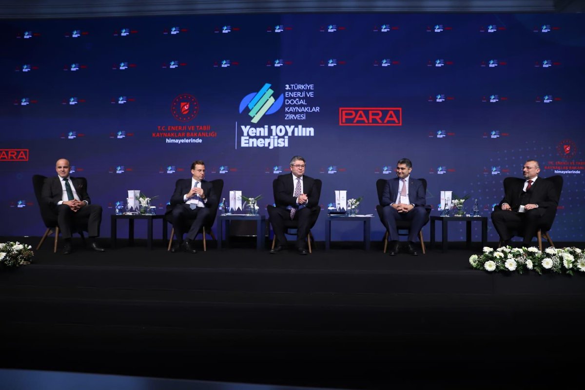 Para Dergisi (@paradergisi) on Twitter photo "Yeni 10 Yılın Hikayesi" Paneli başladı.
Sn. Mehmet Öğütçü (@mehmetogutcu) moderatörlüğünde Sn. Zaur Gahramanov, Sn. Sohbet Karbuz (<a href="/sohbetkarbuz/">Sohbet Karbuz</a>), Murat Özyeğin ve Sn. Kıvanç Zaimler (<a href="/kivanczaimler/">Kıvanç Zaimler</a>) Yeni 10 Yılın Hikayesi’ni anlatıyor. #EnerjiZirvesi <a href="/SOCAR_Turkiye/">SOCAR Türkiye</a> <a href="/enerjisa/">Enerjisa</a> "Yeni 10 Yılın Hikayesi" Paneli başladı.
Sn. Mehmet Öğütçü (@mehmetogutcu) moderatörlüğünde Sn. Zaur Gahramanov, Sn. Sohbet Karbuz (<a href="/sohbetkarbuz/">Sohbet Karbuz</a>), Murat Özyeğin ve Sn. Kıvanç Zaimler (<a href="/kivanczaimler/">Kıvanç Zaimler</a>) Yeni 10 Yılın Hikayesi’ni anlatıyor. #EnerjiZirvesi <a href="/SOCAR_Turkiye/">SOCAR Türkiye</a> <a href="/enerjisa/">Enerjisa</a>
