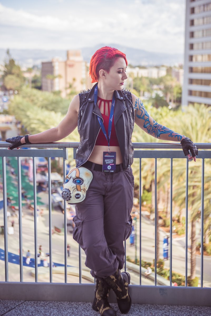 delphin714's tweet photo. More photos of @AtomBombBody as a Siren from @2K &amp; @GearboxOfficial @Borderlands Series. 

Body Paint Tattoo: artisticendeavor714 on IG #Borderlands #borderlandscosplay #cosplay #dreamhack2020 #twitchstreamer https://t.co/Ra0xjRlCcr
