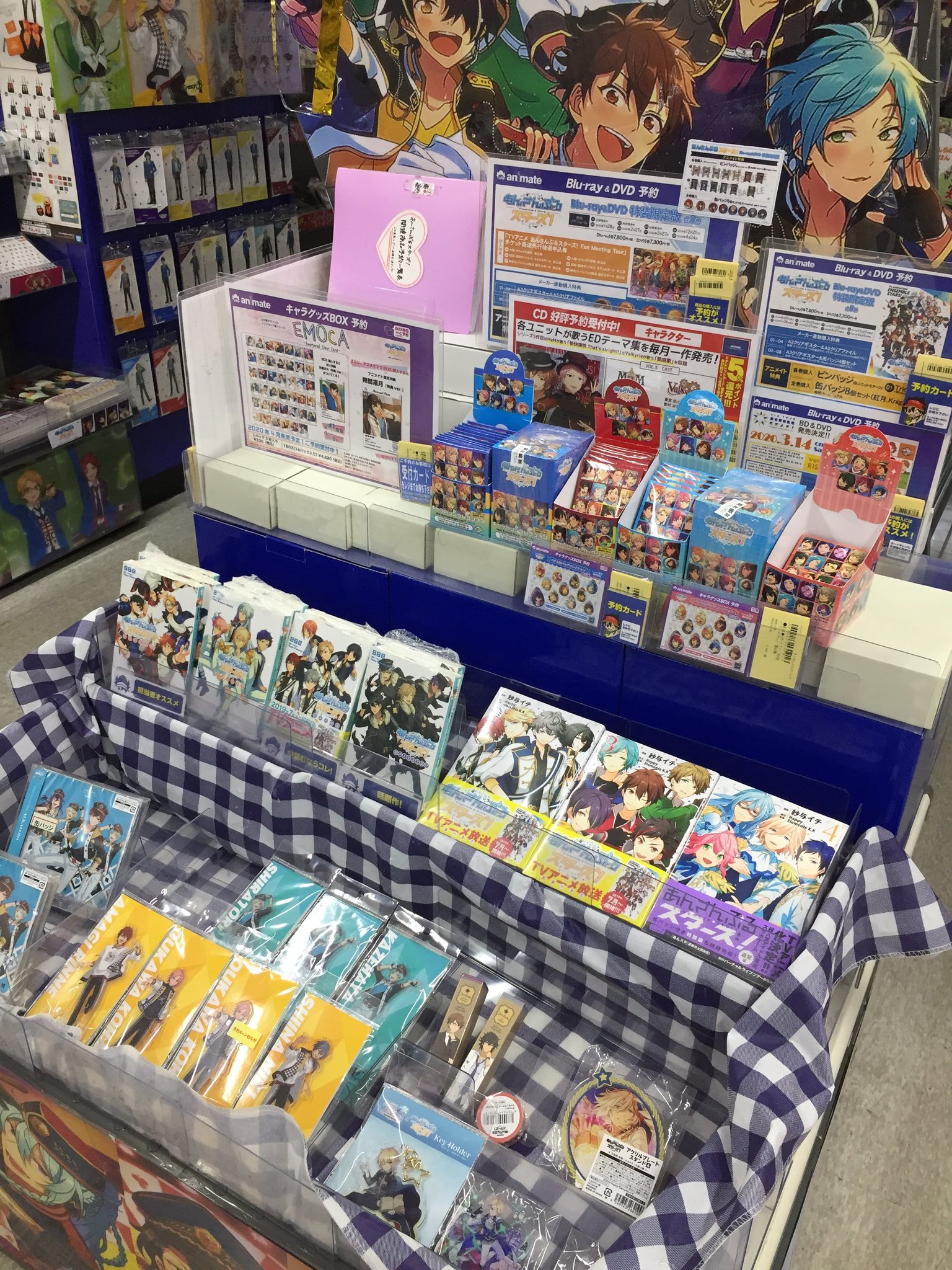 アニメイト奈良 アプリご利用で１pプレゼント あんスタ グッズ情報 トレーディング商品 下敷き クリアファイルなどなど関連商品大好評販売中 書籍やcdなども取り扱いございます 是非チェックして欲しいナラ 皆様のご来店