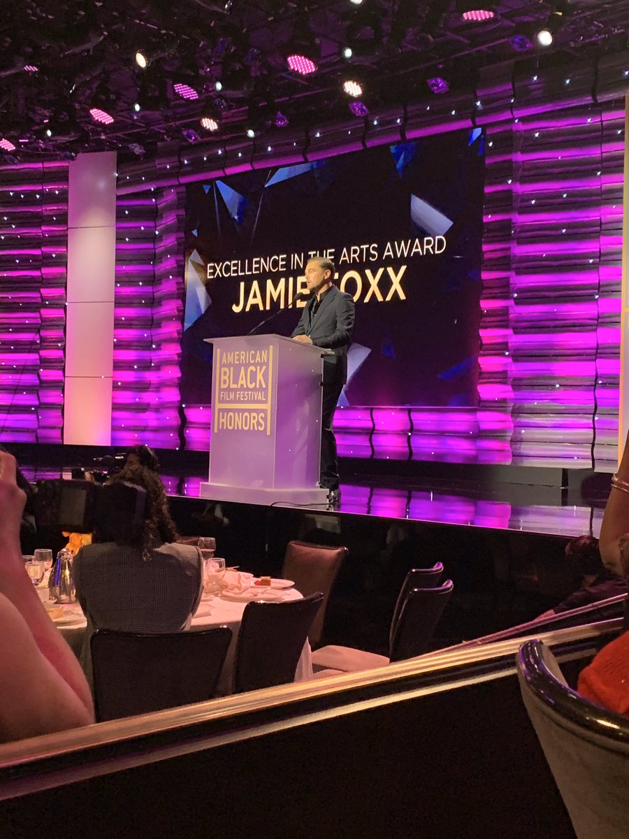 Deadass Leonardo DiCaprio brought his ass to ABFF Honors to honor Jamie Foxx! That’s how much an icon Jamie is!!!!

Everybody was shook.