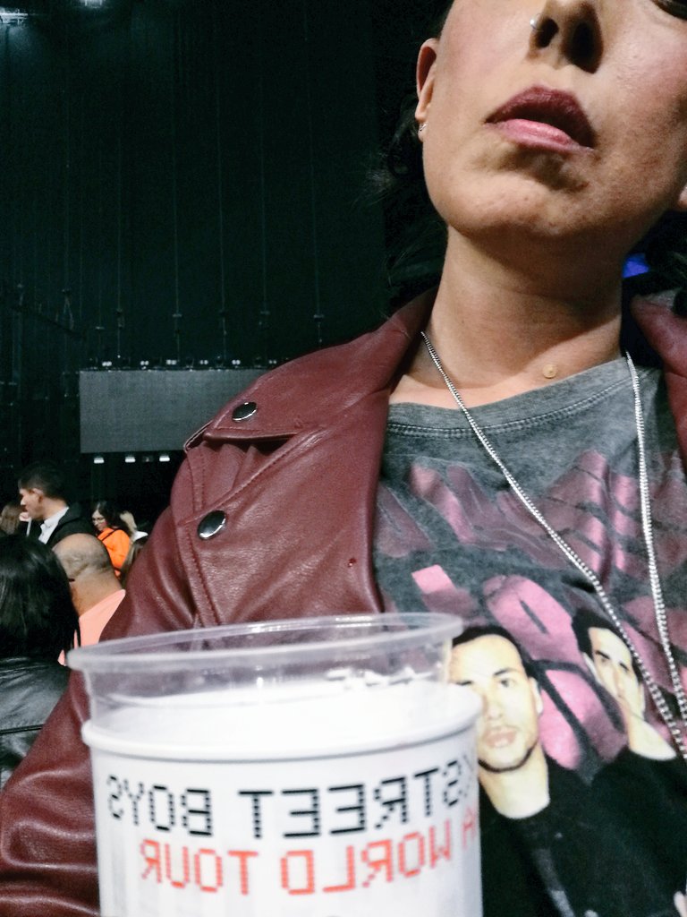 alexmova's tweet photo. Ví el #DNAWorldTour 3 veces, 2 países, arriba, abajo y en medio. Mi yo adolescente (y adulto) fue en demasía feliz. Love u @backstreetboys. #BSBCDMX2 #BSBCDMX3 #BackstreetBoys #Mexico https://t.co/lHip0lbKJj