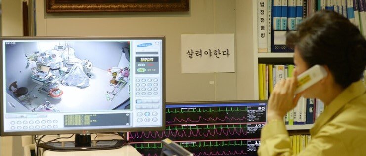 왜 메르스 때는 별로 안 심각해 보이고, 지금은 심각해보이나하고 고등학교 동창이랑 이야기를 해봤는데(당시고딩)
1.그 상황에도 그냥 등교함
2.감염자 업데이트 및 동선 파악 안 돼서 나랑 상관없는것 같음
3.낙타고기 먹지말라해서 현실성없음
4.그때는 일본이 대응 잘 했음 
5.살려야한다
때문인듯