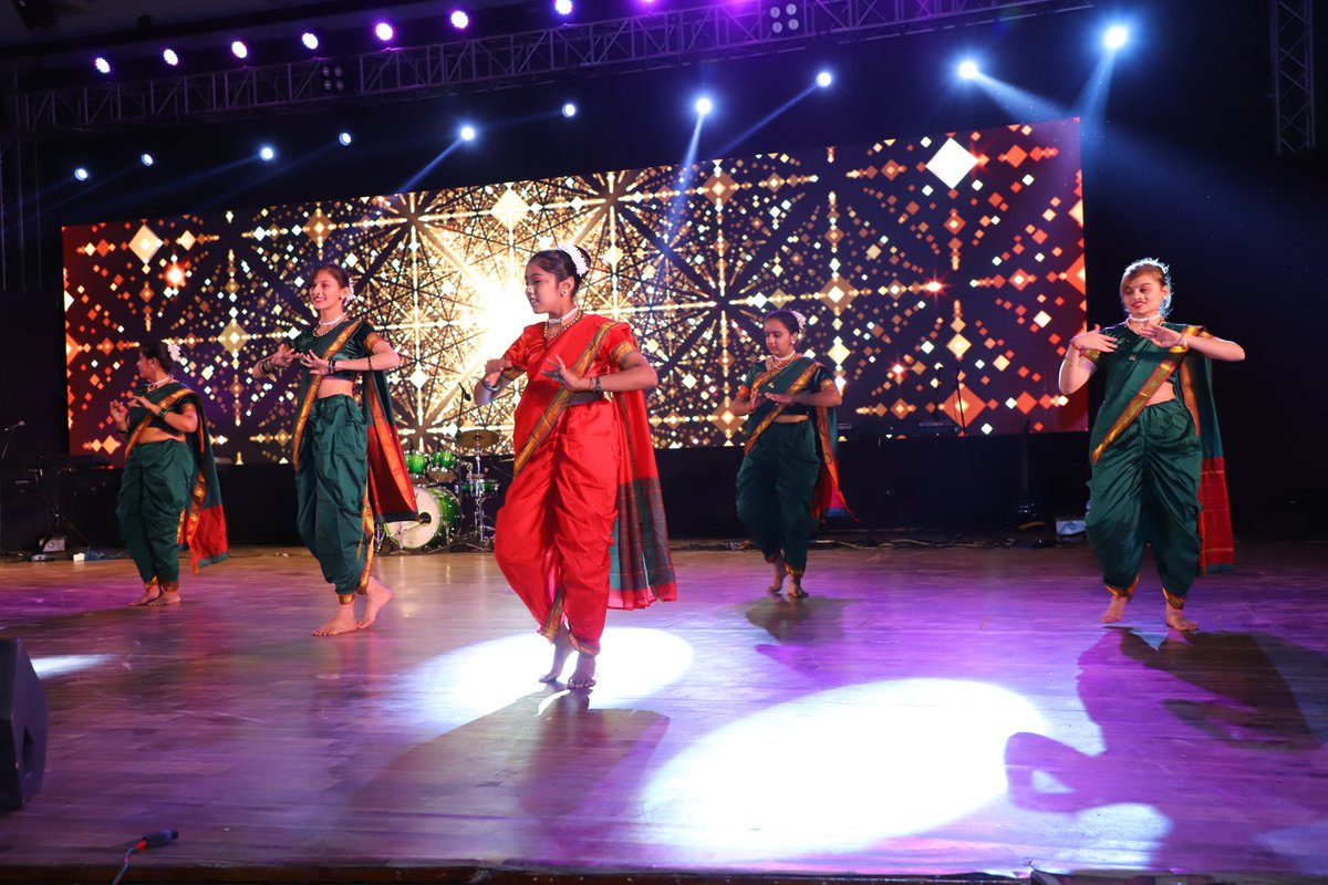 SilverOakUni's tweet photo. Check here the glimpses of #Junoon2020, witnessed a plethora of events including #Dance, #Drama, #Singing, #FashionShow, #Mime, #StandupComedy and much more. Around 400 plus students participated in to showcase their talent before a crowd of 4000 plus people including students. https://t.co/kU04ZOaB6F
