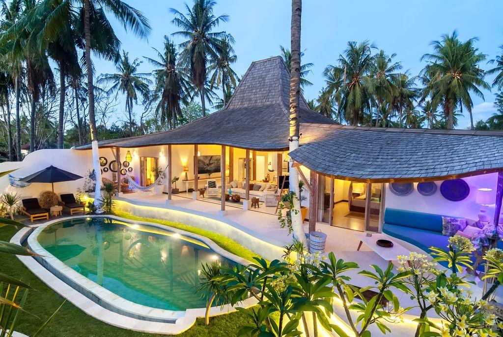 Just a short ferry ride from #Bali is the island of #Lombok. Renowned for its diving spots and secluded beaches, a villa here is a villa in paradise 🌴 bit.ly/2Te0owm