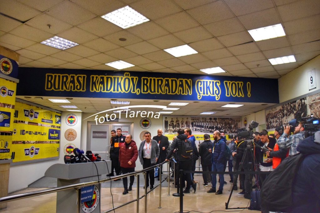 Bir Galatasaray galibiyetiyle Ersun Yanal istifaya çağrıldı. Ali Koç protokolden atlayıp taraftara saldırdı. “Kurtar bizi baba” diye gelen Koç’a istifa çağrıları stadı inletti. Saatlerdir kaos üstüne kaos yaşanıyor. 

Boşuna “Fenerbahçe tarihi, Galatasaray’dan ibaret” demiyoruz.