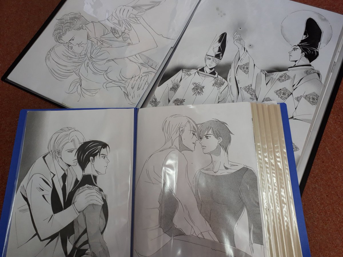 休憩時間にYOl過去絵整理しようと思って持ってきたけど多すぎるしサイズでかいし収拾つかない☹️ 