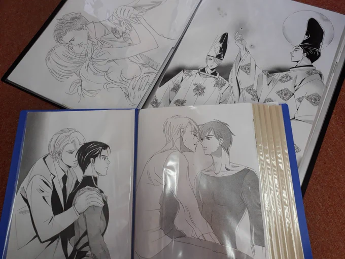 休憩時間にYOl過去絵整理しようと思って持ってきたけど多すぎるしサイズでかいし収拾つかない☹️ 