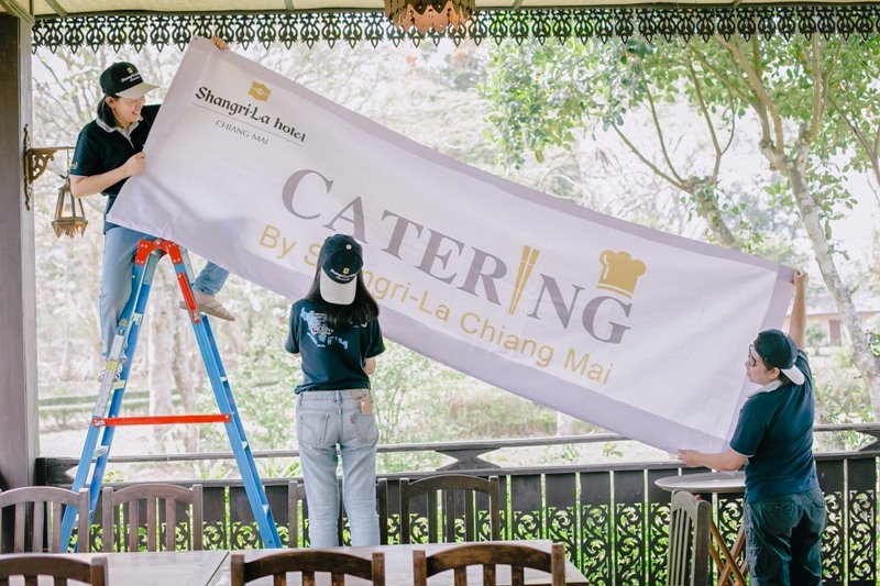 ShangriLaCM's tweet photo. 𝗘𝘃𝗲𝗿𝘆𝘄𝗵𝗲𝗿𝗲 𝗪𝗲 𝗚𝗼 - Shangri-La Hotel, Chiang Mai’s outside catering service takes the great food and an experienced, hospitable service team “on the road”.

☎️ call (66 53) 253 888 

#EventSpace #Event #Meeting #Celebrations #Party #Dinner #wedding #chiangmai https://t.co/t9QGmd1cpe