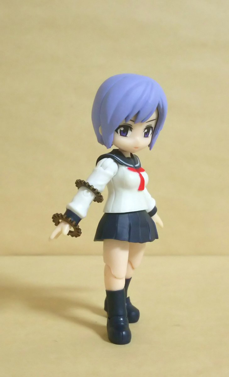 リョウ アクセサリのパーツ を百均で買いました 色々な形の 金属製の歯車のような形が２個ずつ入って100円です 手裏剣みたいなのもあり 練り消しで掌にくっ付けて持たせてみました B アクアシューターズ