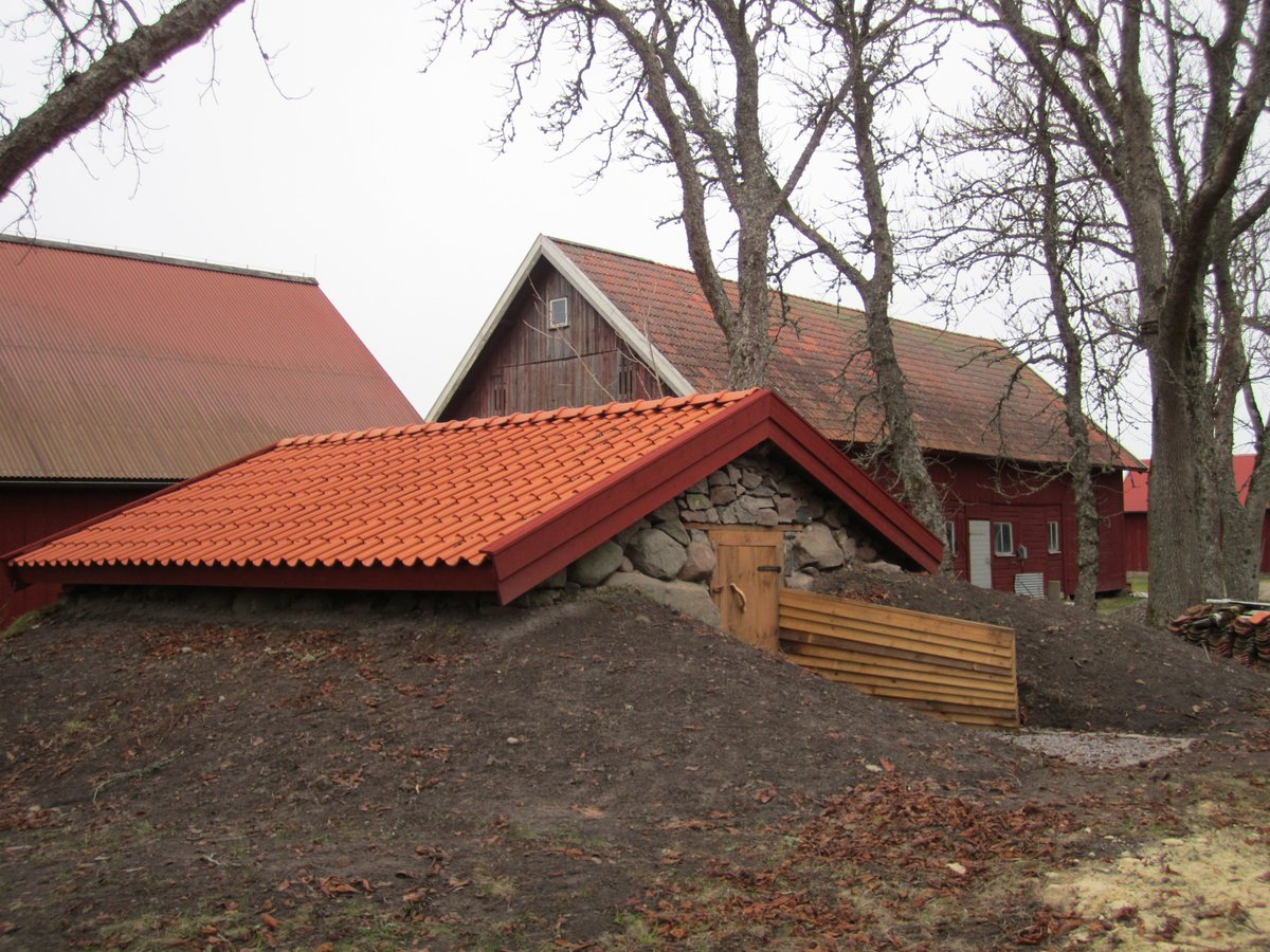 Några tips om hur du tar hand om din jordkällare, från Länsstyrelsen i Västmanland via SVT, finns i filmen i länken här: svt.se/nyheter/lokalt…. Vill du veta mer om jordkällare rekommenderar vi t.ex. den här kursen:  hushallningssallskapet.se/kalender/ta-ha…