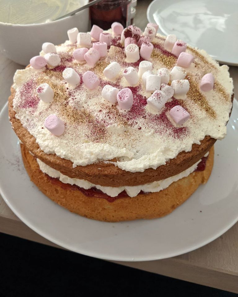 rovingchefLdn's tweet photo. Photo from Fridays baking lesson.. #victoriasponge #edibleglitter #cookerylessons #rovingcafelondon #cookingathome #prettyness https://t.co/5NkNiok6z9