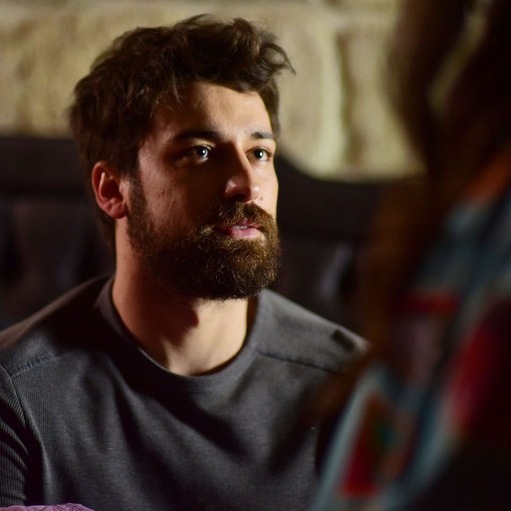 Serhat, Zümrüt'e yaralarını sarması için izin verdi. 🙏🏻 #Zümrüdüanka  @foxturkiye