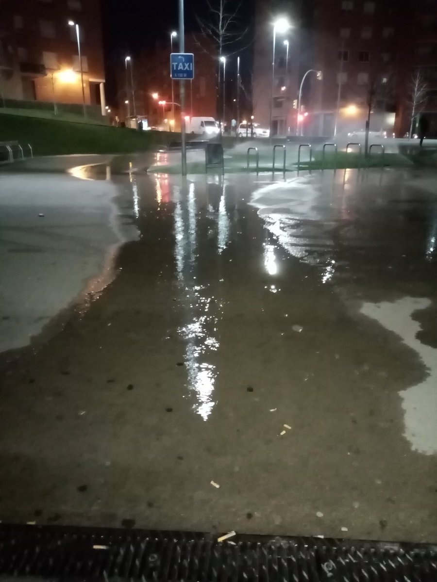 Riego por aspersión en la pl. Espanya de #Sabadell. Los aspersores apuntan mal y el agua corre por la zona asfaltada. Una lástima el agua que se pierde cada vez que se riega. <a href="/Aj_Sabadell/">Ajuntament Sabadell</a> <a href="/jrpadilla0608/">Jesús Rodríguez</a> <a href="/ElCriticSBD/">El Crític de Sabadell</a> @ciutadaniasbd <a href="/3Existe/">Distrito 3 existe 💘 💚😷💚🌈</a> <a href="/evo3punt0/">Evo 3.0</a>