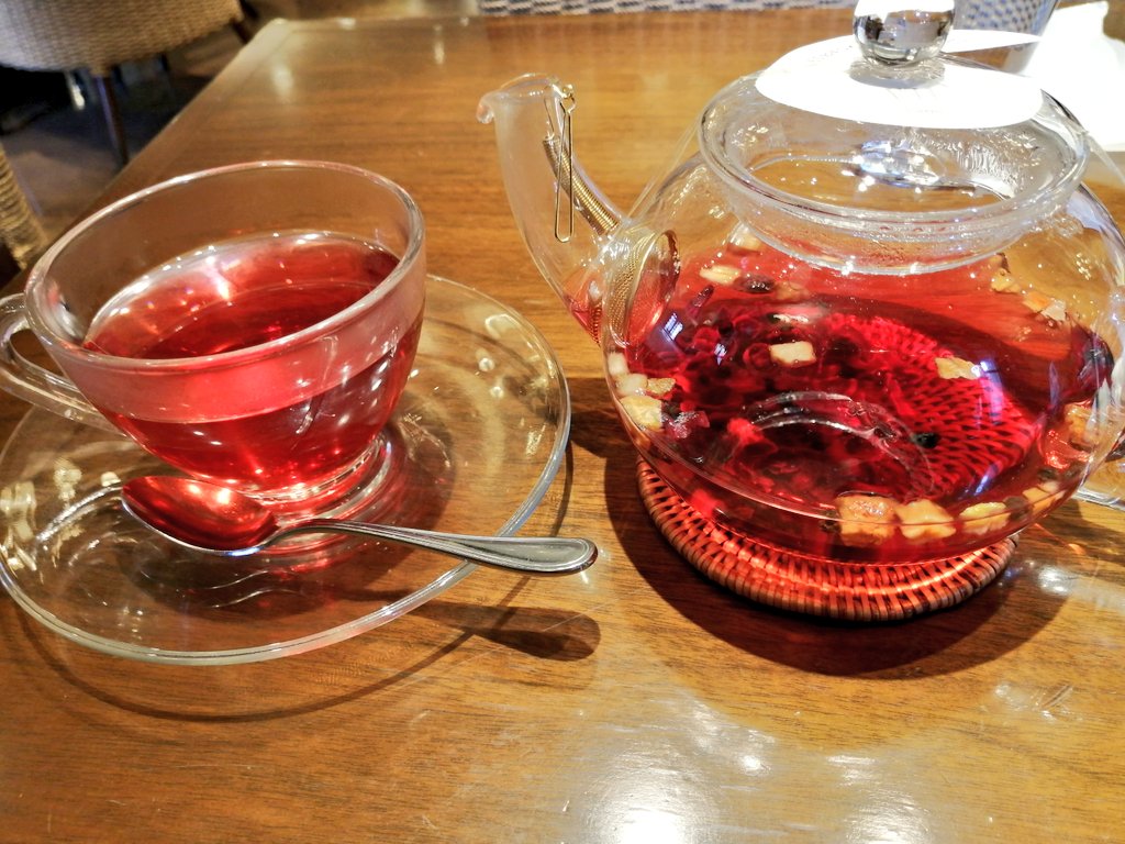 九十栗原 Na Twitteru 嬉しくて 赤ジン記念に赤い紅茶 ハイビスカスフルーツティー を頼みました 私コーヒー派なのに 感謝しろよ赤井