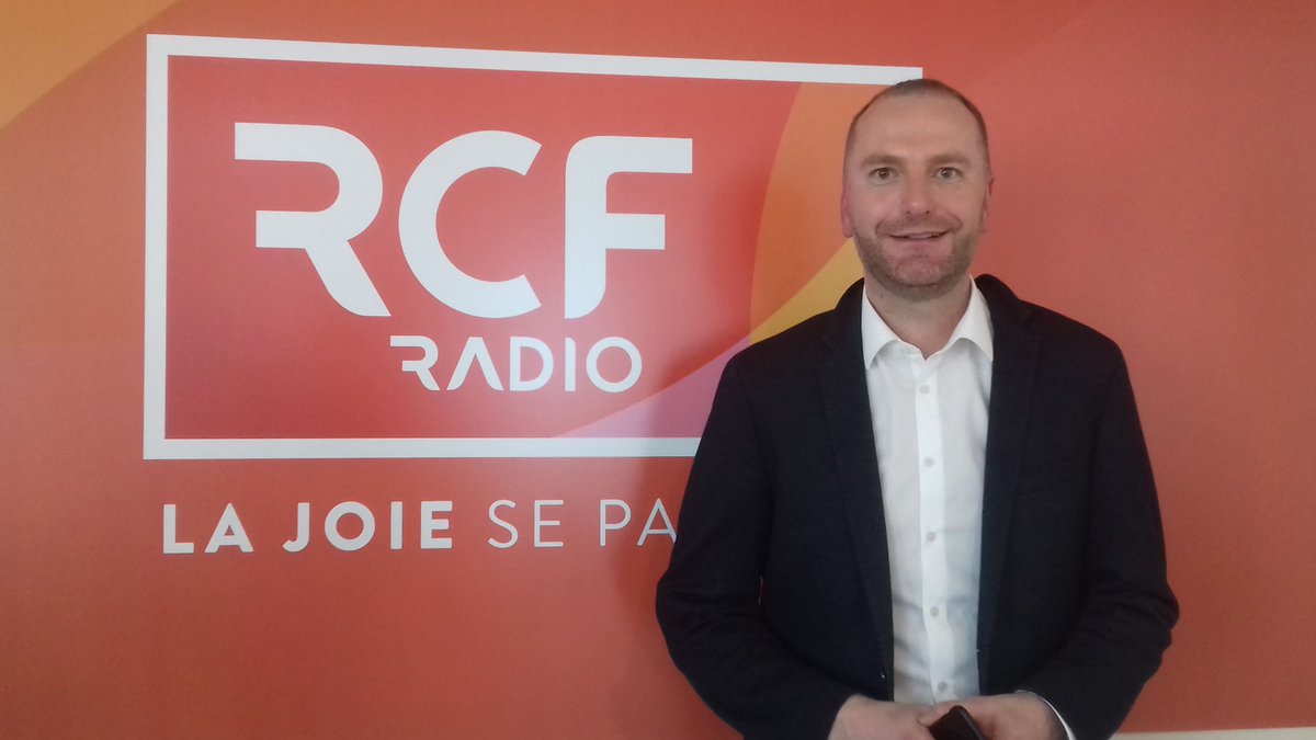 RCFLyon's tweet photo. Comment trouver son chemin quand on sort de la gare ou que l'on visite une ville ? La start-up lyonnaise vOOg a inventé le Gouvernail, un plan 100% mécanique qui pivote.
Un nouveau Gouvernail vient de s'installer devant la gare de #Roanne
https://t.co/KSBnFPQxdG https://t.co/7H5S3nfszc