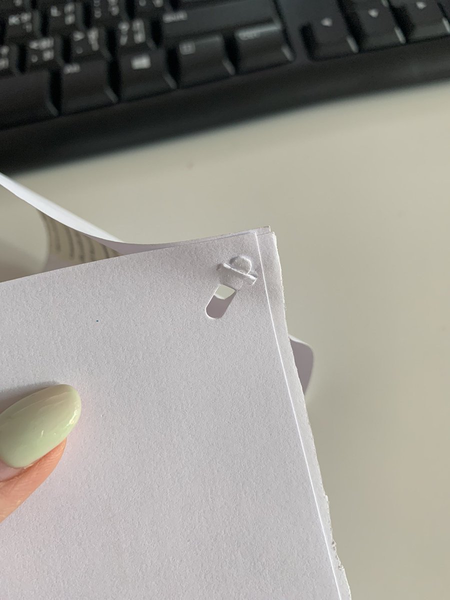 เมื่อวานลองซื้อนี่มาใช้ดู แม๊กเย็บกระดาษ แบบไม่ต้องใช้ลูกแม๊ก ไม่เปลือง เวลาแกะไม่ต้องมาคอยเก็บลูกแม๊ก ปลอดภัยกะเด็กน้อย ฝ้ายซื้ออันใหญ่มา เย็บได้สูงสุด 6 แผ่น