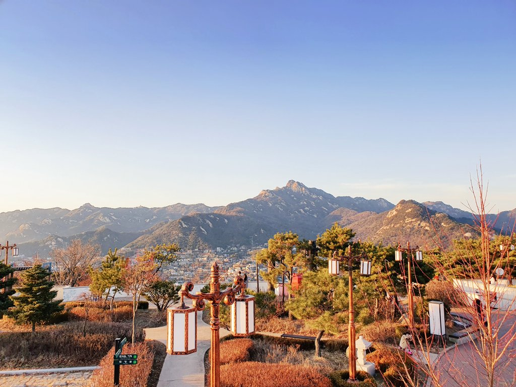 <a href="/a6f10ccbbd3c492/">색연필</a> 해질녘에 올라갔더니
노란 햇빛을 받아 정말 가을 같더라구요 ^^
남은 오후 편안하게 보내세요 ~^^