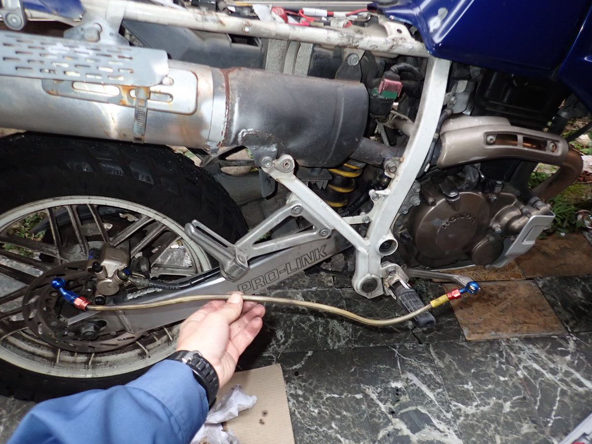 木谷 茂 Shigeru Kitani バイク ホンダax 1 250cc ブレーキホースからのブレーキオイル漏れで 後ろのブレーキが効かず ヤフオクでホースをゲットし 交換 ブレーキフルードをリザーブタンクに入れ エアを抜いて完了 古い部品も手に入る 木谷 茂 Shigeru Kitani バイク ホンダax 1 250cc ブレーキホースからのブレーキオイル漏れで 後ろのブレーキが効かず ヤフオクでホースをゲットし 交換 ブレーキフルードをリザーブタンクに入れ エアを抜いて完了 古い部品も手に入る