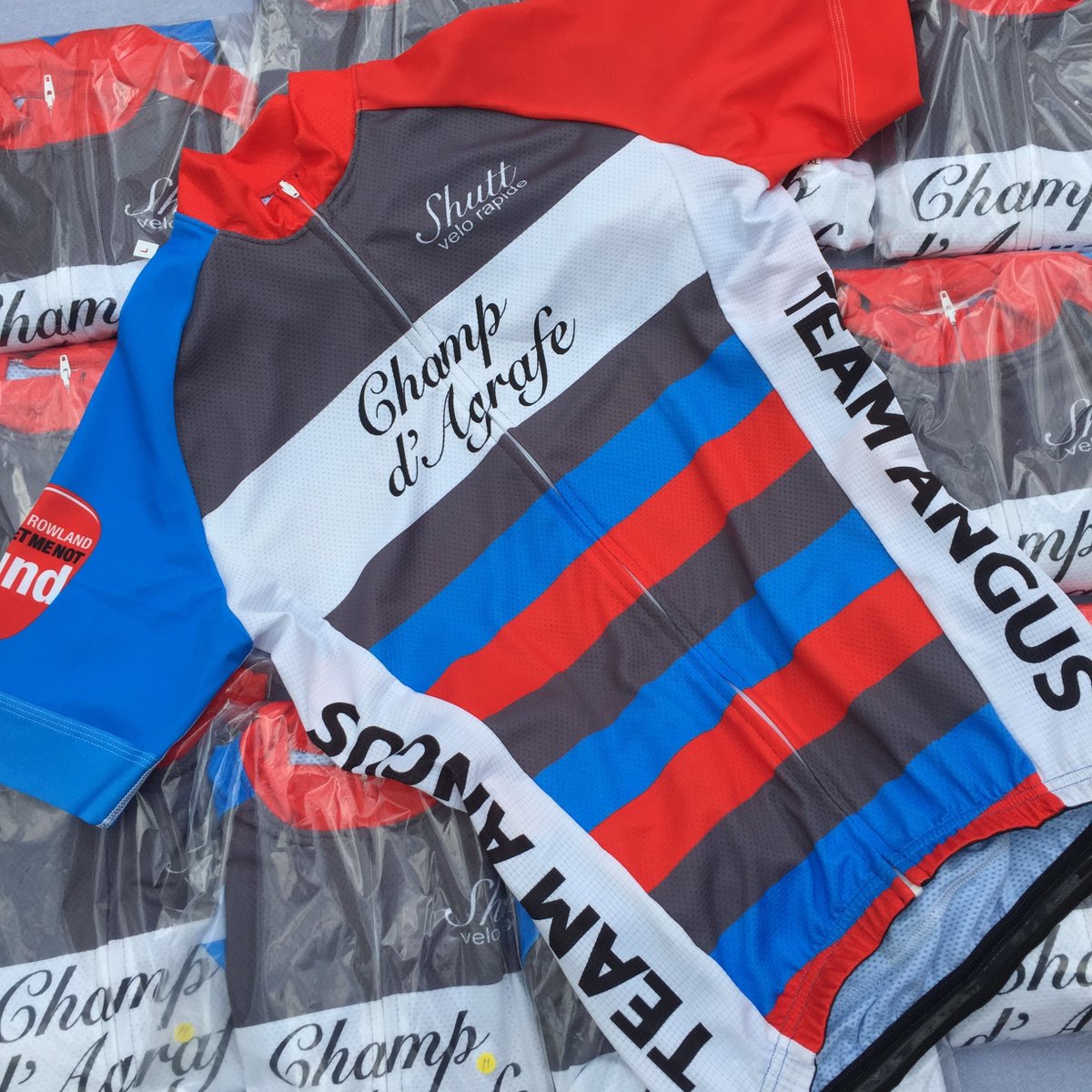 ShuttVeloRapide's tweet photo. This was one of our favourite custom jersey designs from last year. Shutt's professional design service is free - or you can design your own!

For everything custom cycling give us call today!

https://t.co/TOSJPMNRPF https://t.co/lTBydrxEUK