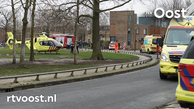 Traumahelikopter landt midden in woonwijk in Deventer. #rtvoost.