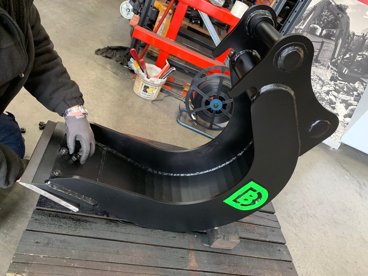 DIG_BITS's tweet photo. Clayspades are excavator buckets purpose built for digging wet, sticky soils. The cut-back side plates reduces clogging when trenching. This bucket is shown getting an optional extra bolt-on under-blade fitted. #Clayspade #Trenching #ExcavatorBucket
https://t.co/GiU3nc5aq3 https://t.co/28SQiRNGzF