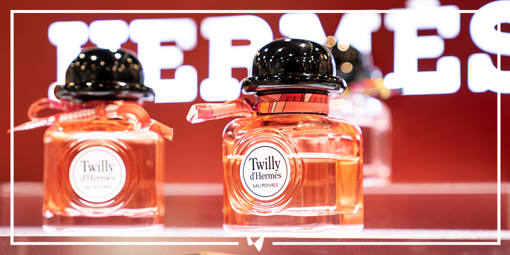 Ihr wollt euer Leben noch mehr aufpeppen? 😴 Der Twilly d'Hermes von @Hermes_Paris macht mit rosa Pferffer & Rose jeden Tag aufregend. 😍🌹 #DutyFreeExperience #hermes #twilly #fragrance https://t.co/j60U8FP55A