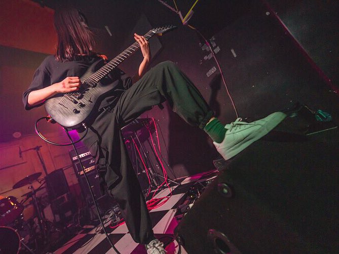 makemake_band's tweet image. [メンバー紹介]

ギタリスト　Leevia
20歳
台湾高雄出身
ミルクティーが好き
午後に起きても必ず朝ごはんを食べる

Guitarist - Leevia
20 years old
From Kaohsiung, Taiwan
Likes to drink milktea

#makemakeband #麥琪麥琪 #vocalist #ガールズメタルバンド #Taiwan #台湾 #band #girlsband