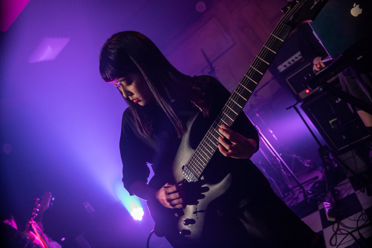 makemake_band's tweet image. [メンバー紹介]

ギタリスト　Leevia
20歳
台湾高雄出身
ミルクティーが好き
午後に起きても必ず朝ごはんを食べる

Guitarist - Leevia
20 years old
From Kaohsiung, Taiwan
Likes to drink milktea

#makemakeband #麥琪麥琪 #vocalist #ガールズメタルバンド #Taiwan #台湾 #band #girlsband