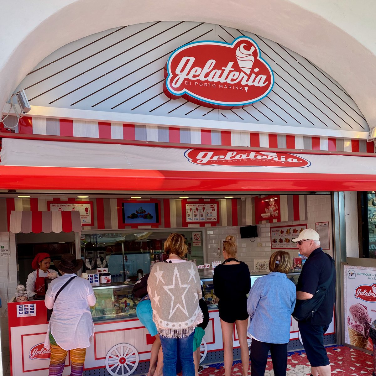 ¡Buenas tardes! Como podéis ver, ¡estamos abiertos al público! ¡Os esperamos!
------
Afternoon everyone. As you can see we are open for business! We look forward to seeing you!

##heladoitaliano #italianicecream #icecream #milkshake #icecreamcones #foodies #batidos