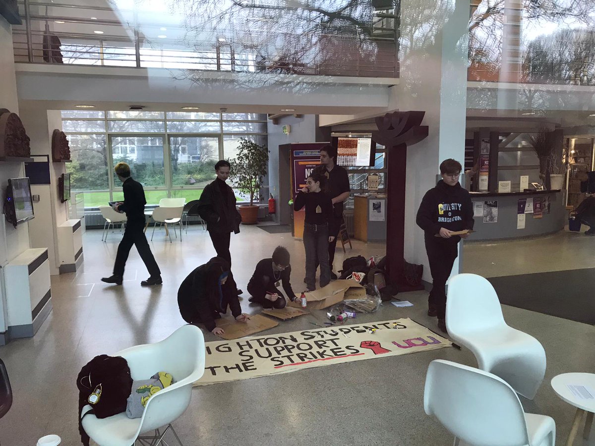 BrightonUCU's tweet photo. Students taking direct action to show the strength of feeling. Thank you for standing shoulder to shoulder with us 💪 #UCUBrightonStrike #ucustrike #StudentsSupportStaff @StrikeSussex @sussexucu @sussexstrike https://t.co/91abx5AvMf