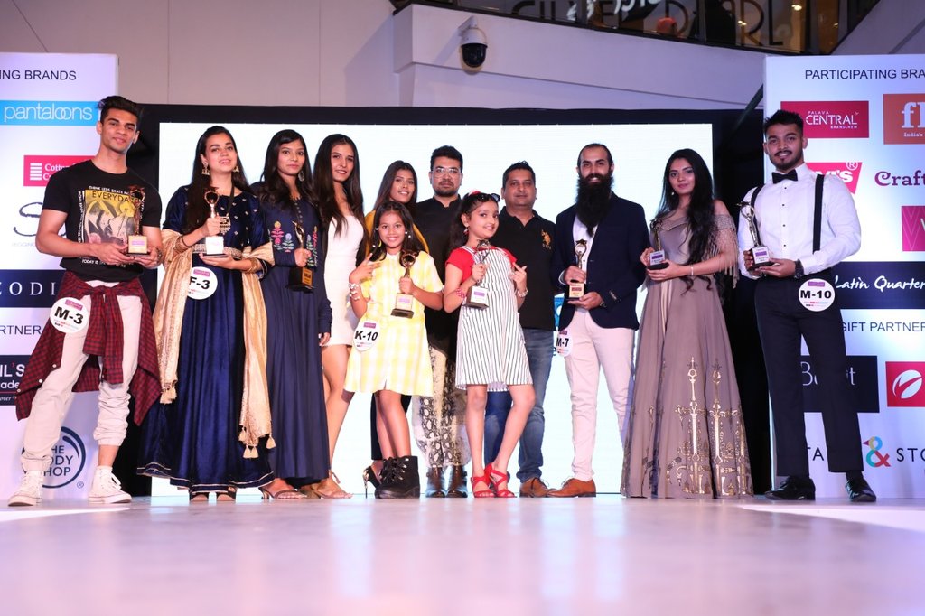 xperiamall's tweet photo. Here's a glimpse of the ultimate showdown of style, talent & beauty at the Finale of Xperia Fashion Week Season 3!
#XperiaMall #Dombivli #LodhaXperia #PalavaCity #XperiaFashionWeek #FashionWeekSeason3 #FashionShow #Fashion #winprizes #StyleShow #Stylish #Crown #fashionista #ramp https://t.co/51gYdgIQbE