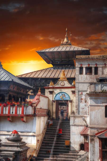  #Thread on PASHUPATINATH TEMPLE, Nepal‘पशुपति' का अर्थ है - पशु मतलब 'जीवन'और 'पति' मतलब स्वामी या मालिक, यानी 'जीवन का मालिक' या 'जीवन का देवता'। वैसे तो विश्व में दो पशुपतिनाथ मंदिर प्रसिद्ध है, एक नेपाल के काठमांडू का और दूसरा भारत के मंदसौर का। @LostTemple7