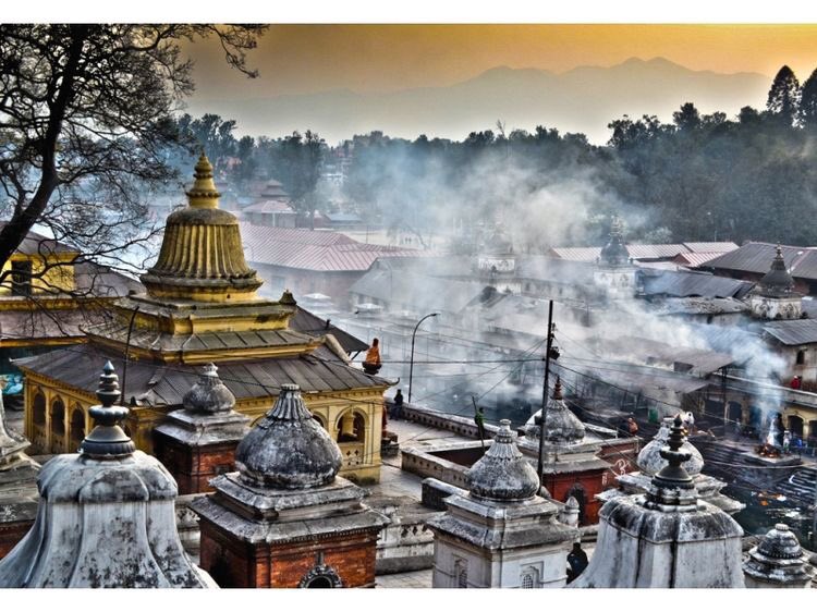 पशुपतिनाथ मंदिर बागमती नदी के पश्चिमी तट पर स्थित है। इस मंदिर को हिंदू वास्तुकला की उत्कृष्ट कृति माना जाता है। मुख्य मंदिर में एक इमारत है जिसमें सुनहरे शिखर हैं। यह आकार में घन है और चार मुख्य दरवाजे चांदी की चादर में ढंके हुए हैं। इसके अलावा सोने से ढके शुद्ध तांबे से दो