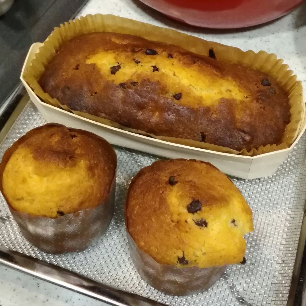 ゆえら 今日はどうにか時間を捻り出して 仮住まいのパウンドケーキキット でチョコチップとクルミのパウンドケーキを作りました おいしくできた しばらく帰宅がちょっと難しいので こういうレシピキット他にも作ってくれたらうれしいなー しかし ここで