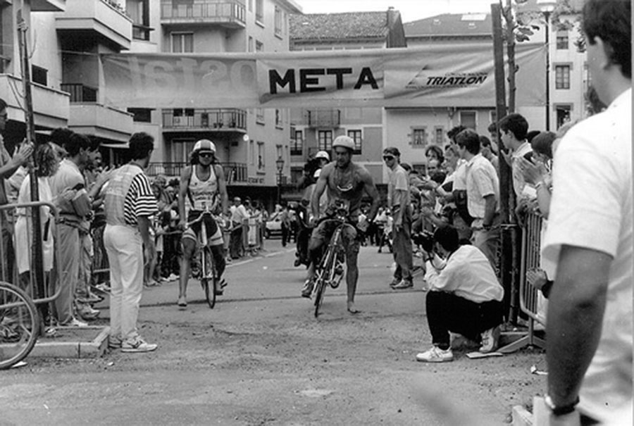Iraganari begirada, etorkizunerako indarra. 1987. Urtetik. #ZTri2020: #ekainak 13. #BakarraDa.
---
Una mirada al pasado, fuerza para el futuro. Desde 1987. #ZarauzkoTriatloia2020: 13 de #junio. #EsÚnico.
