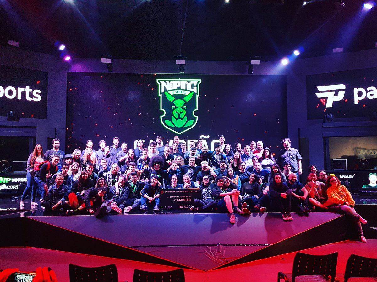 ronaldo_pre's tweet photo. Cara isso aqui foi insano! Fotinho só com quem aguentou mais 20 min com o @btsshaolin falando depois da premiação. #cbdota #shaolincalado ps: por motivos óbvios fiquei com preguiça e não marquei ninguém https://t.co/301grzXlDM
