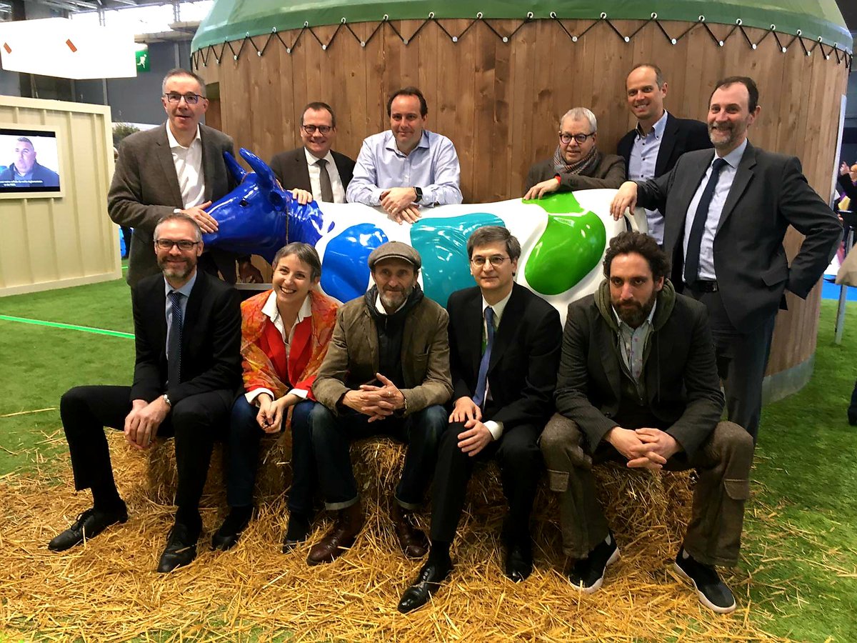 Et puisqu'on entend #équipes au sens large, voici l'édition Jour 3 de la photo de groupe tout autant de #fiertegaziere autour des partenaires et deux des #agriculteurs de notre belle campagne de pub 📸 #SIA2020 !

#LeGazVertLavenir #Partage #GRDF