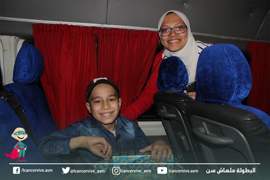 ICanCerVive_asm's tweet photo. فاكرين عبد الله سليمان بطلنا السنة اللي فاتت طلب انه يقابل أكتر ممثل بيحبه الفنان محمد هنيدي الحمد لله وصلناله و حققنا الحلم و الفنان @OfficialHenedyقابله و عامل له عيد ميلاد و رحب بيه جدا و عبد الله فرح جدا باليوم و الرحلة للقاهرة معنا و الهدايا
#أحلامهم 
 #هنفرحهم_في_كل_مكان 😍 https://t.co/6IffKPYkPO