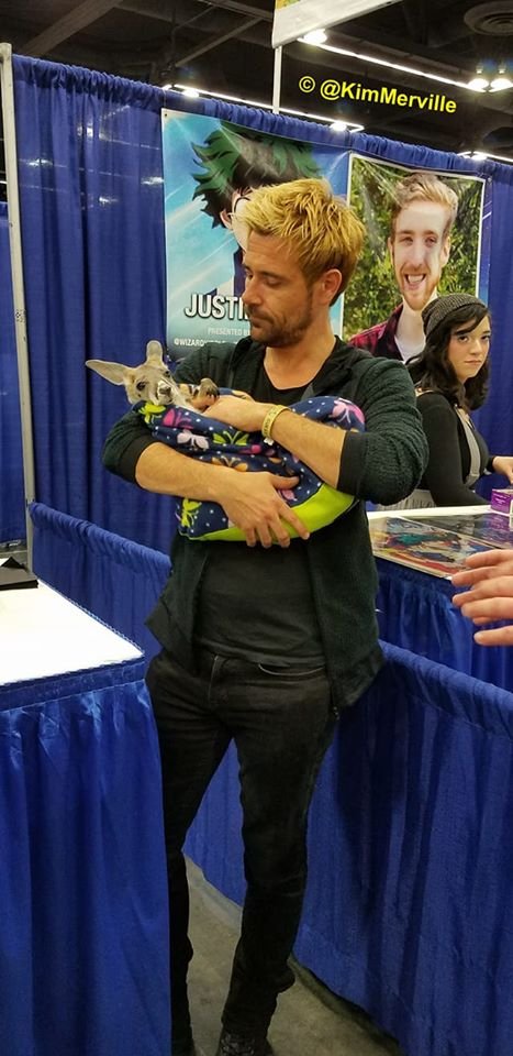 KimMerville's tweet photo. #ManCrushMonday
#LegendsOfTomorrow's #Constantine MATT RYAN holding a Baby Kangaroo 🦘at #WizardWorldPortland 2019
📷 taken by Me https://t.co/CnY5QO7WE0