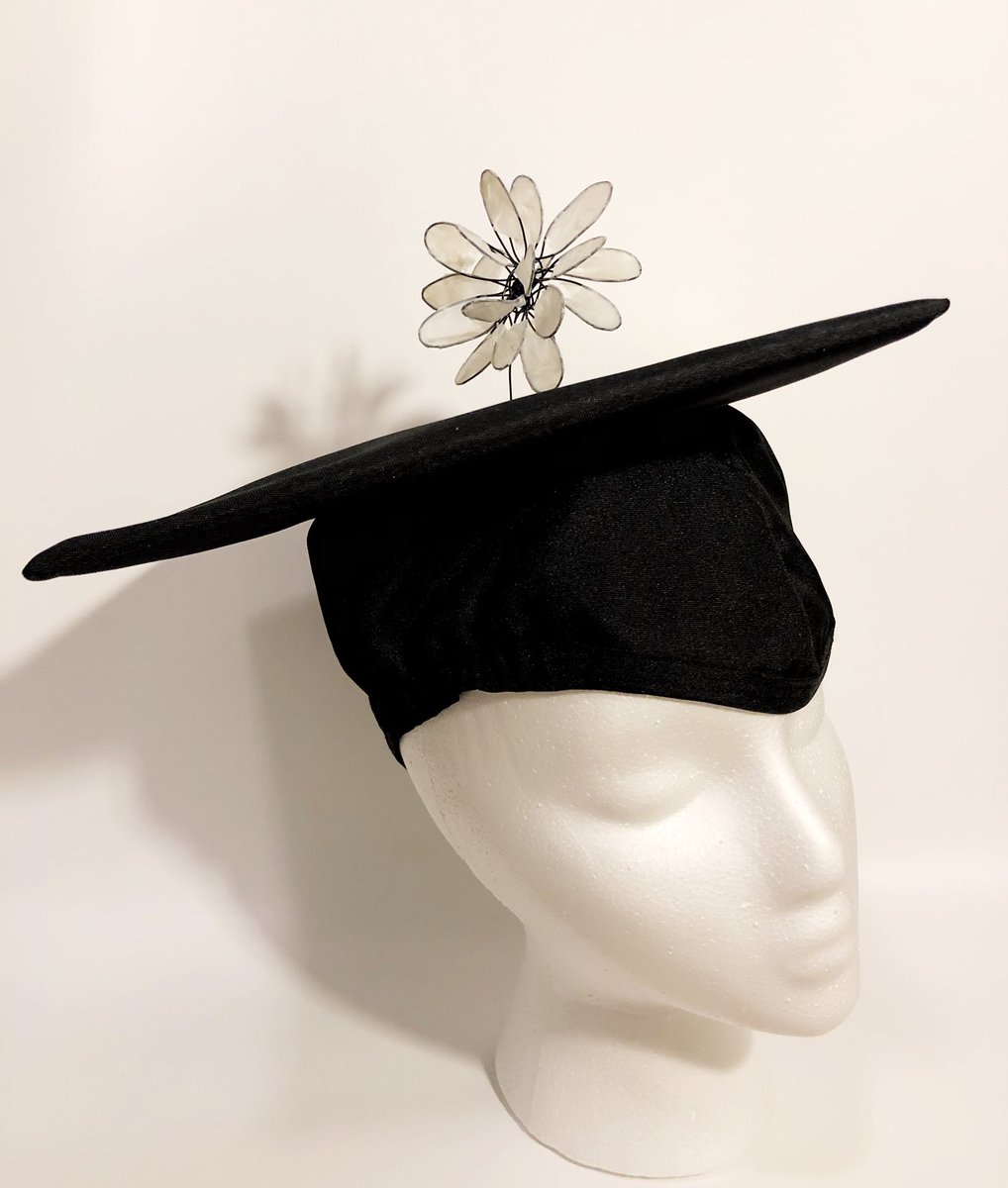 AnneAMadden's tweet photo. New #MicrobeHat. It features a flower made from bacterial cellulose. Bacteria like Acetobacter species live in Kombucha & nectar. They naturally produce sustainable cellulose that is used to make moisturizing face masks & wound care bandages. Learn more:
https://t.co/uZ6SfxgCNW https://t.co/St0DzJye6Y