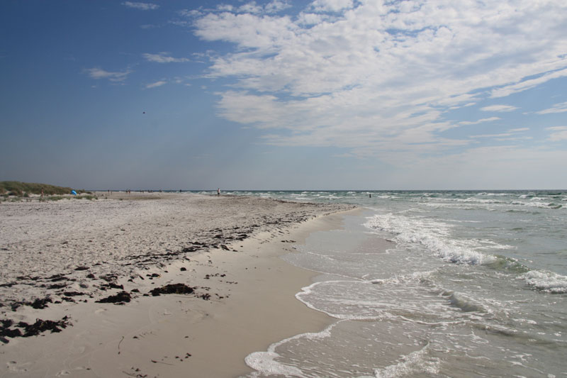 trego_pl's tweet photo. Południowa część wyspy Bornholm słynie z pięknych, piaszczystych plaż. Od polskiego wybrzeża wyspę dzieli niecałe 100 km. Nawet w czasie sezonu zaznamy tutaj ciszy i spokoju. 😀 #Bornholm #Dueodde #travelphotography #travel #holiday #wakacje https://t.co/PY1avg4CuD