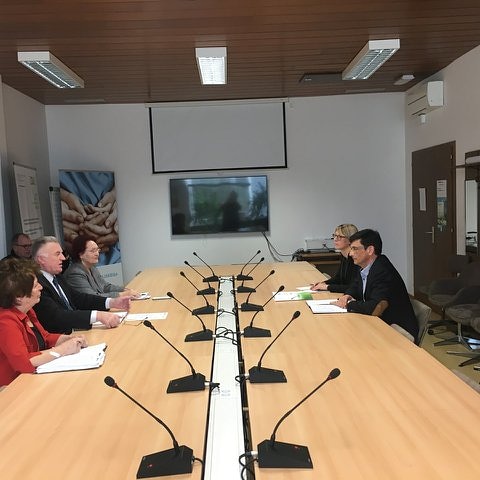 ZvezaDUS's tweet photo. Na našo pobudo se je vodstvo ZDUS srečalo z @VaruhCPRS @PeterSvetina. Spregovorili smo o trenutnem položaju starejših in o prihajajočih Dnevih medgeneracijskega sožitja. https://t.co/Lb2X4ErAOE