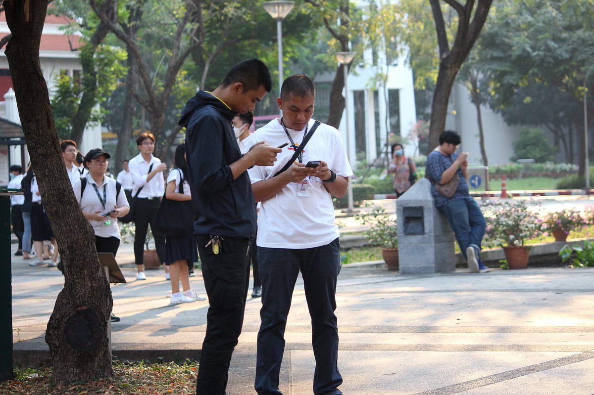 iLawFX's tweet photo. 16.40 น. นิสิตจุฬาฯเริ่มทำกิจกรรมด้วยการอ่านบทกวีและสลับกันขึ้นพูด มีกิจกรรมเขียนป้ายข้อความแสดงออก - ตำรวจในเครื่องแบบยังอยู่ฝั่งตรงข้ามพื้นที่กิจกรรม แต่ในพื้นที่มีจนท.นอกเครื่องแบบไม่น้อยกว่า 5 นายคอยสังเกตการณ์ถ่ายภาพผู้เข้าร่วมกิจกรรม #เสาหลักจะไม่หักอีกต่อไป https://t.co/fzkroRH883